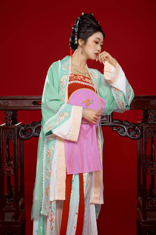 红色背景下穿着南北宋朝汉服的少女