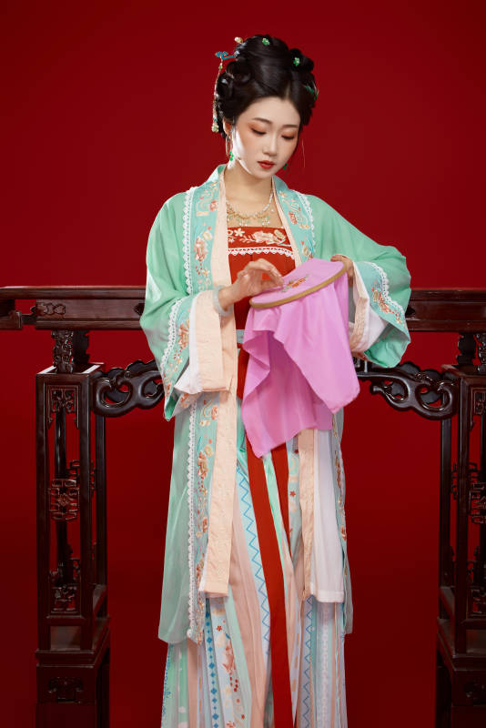红色背景下穿着南北宋朝汉服的少女