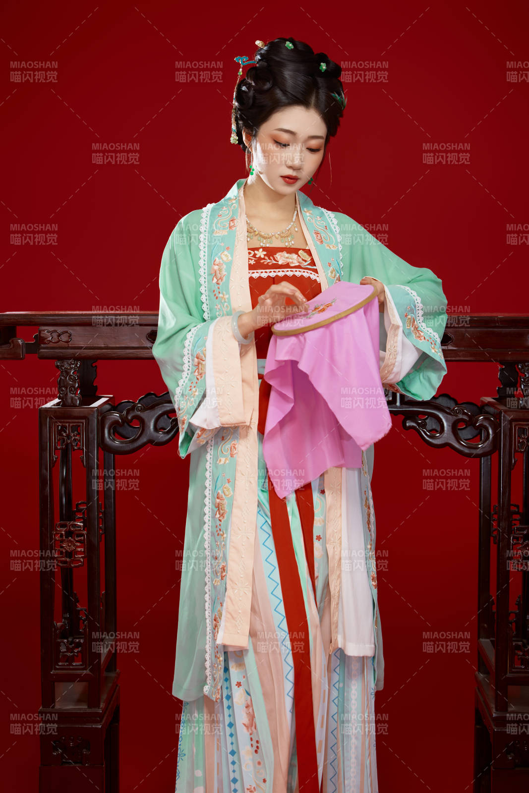 红色背景下穿着南北宋朝汉服的少女