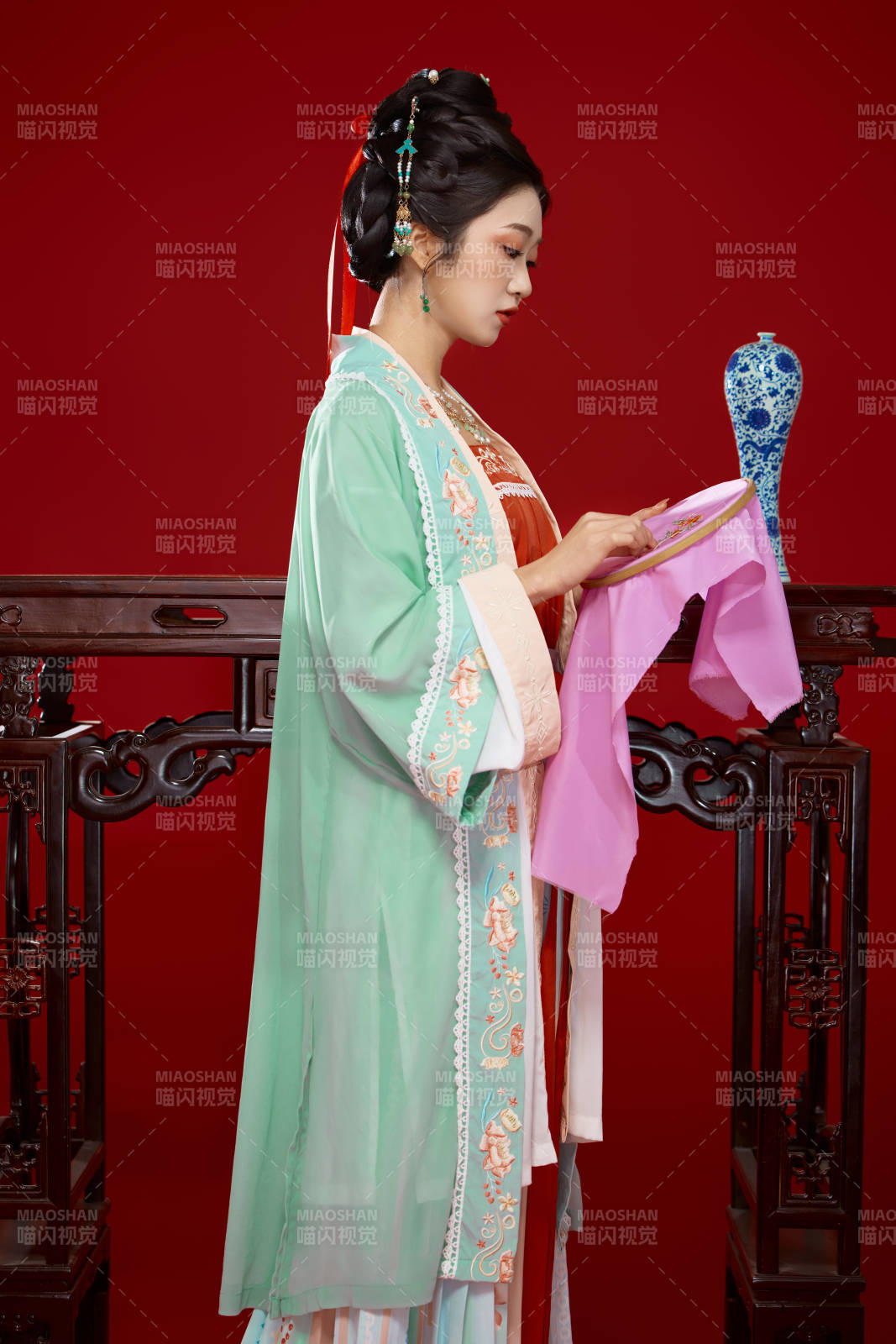 红色背景下穿着南北宋朝汉服的少女