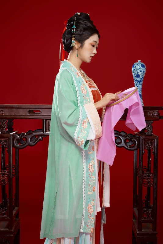 红色背景下穿着南北宋朝汉服的少女