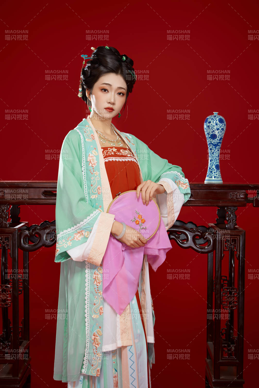 红色背景下穿着南北宋朝汉服的少女