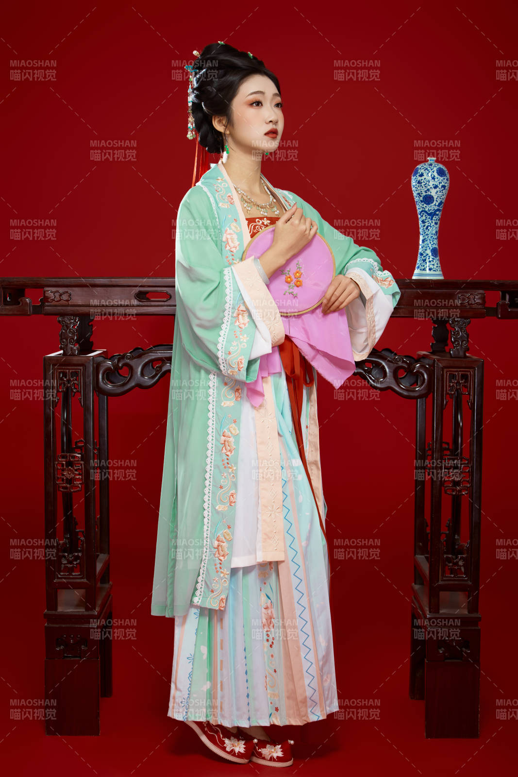 红色背景下穿着南北宋朝汉服的少女