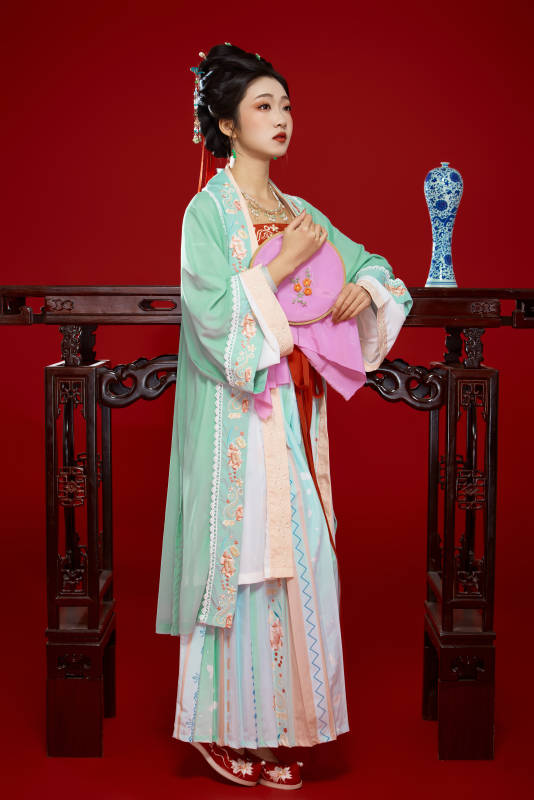 红色背景下穿着南北宋朝汉服的少女