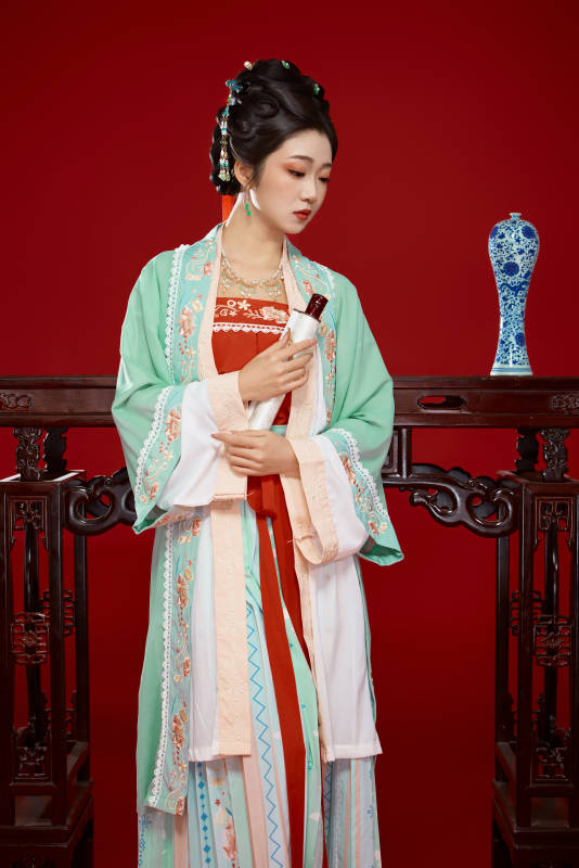 红色背景下穿着南北宋朝汉服的少女
