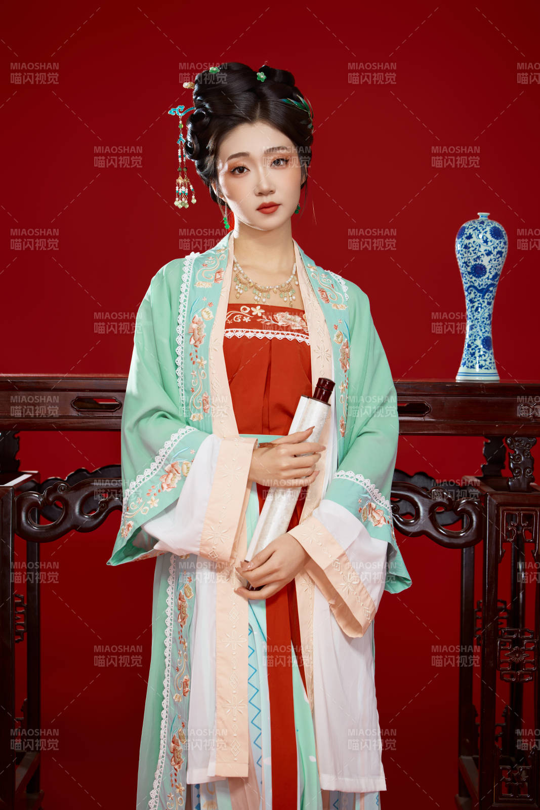 红色背景下穿着南北宋朝汉服的少女