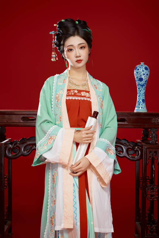 红色背景下穿着南北宋朝汉服的少女