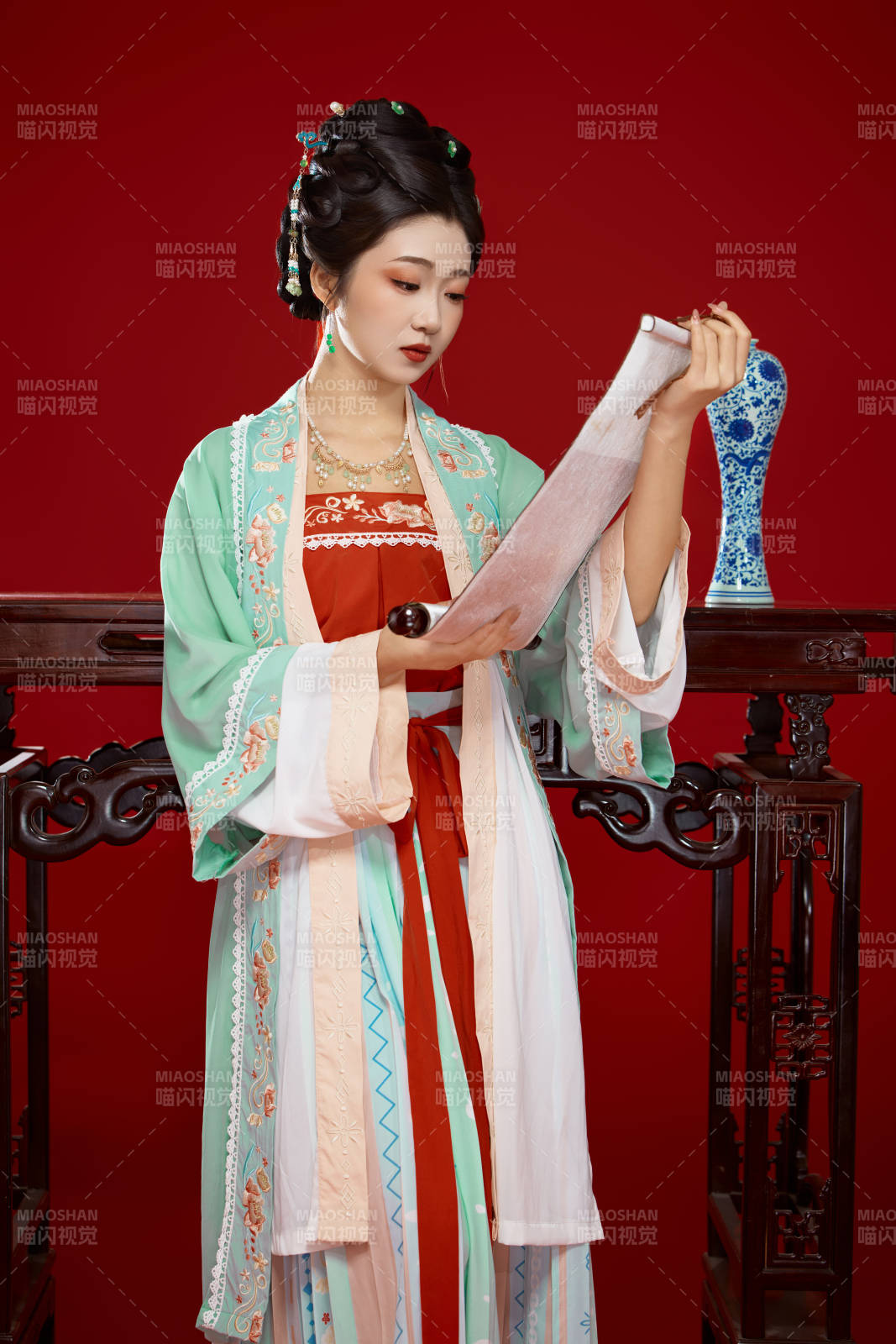 红色背景下穿着南北宋朝汉服的少女