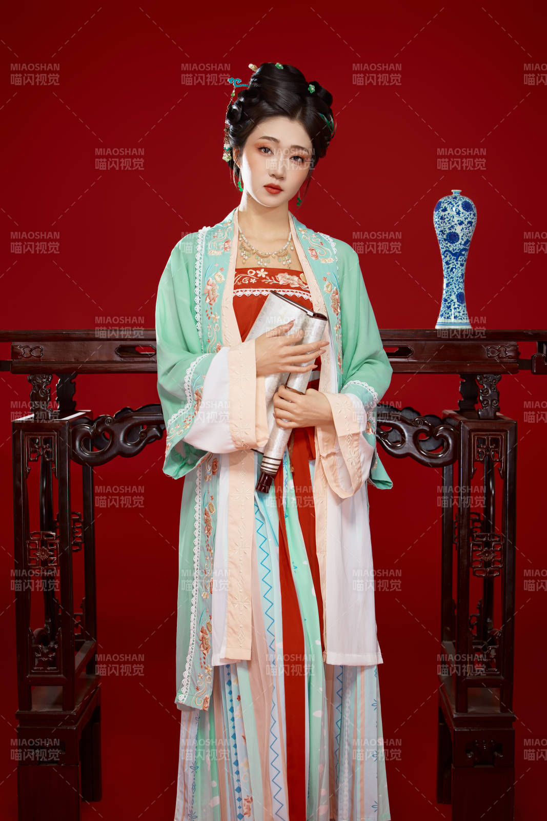 红色背景下穿着南北宋朝汉服的少女