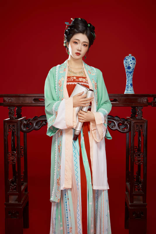 红色背景下穿着南北宋朝汉服的少女