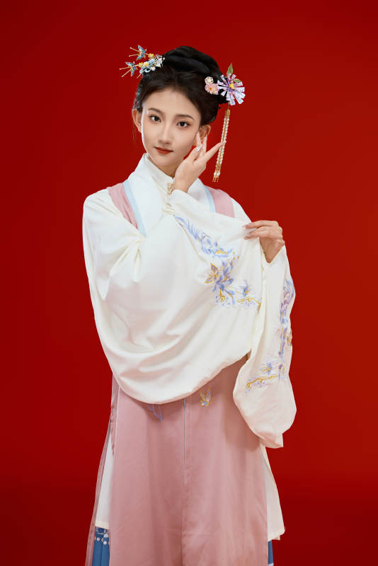 红色背景下穿着中国明朝明制汉服服饰的少女