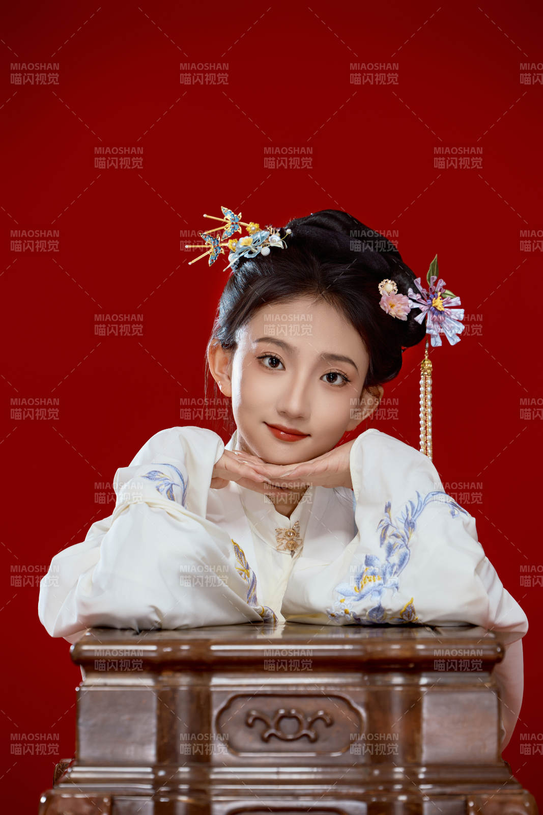 紅色背景下穿著中國明朝明制漢服服飾的少女