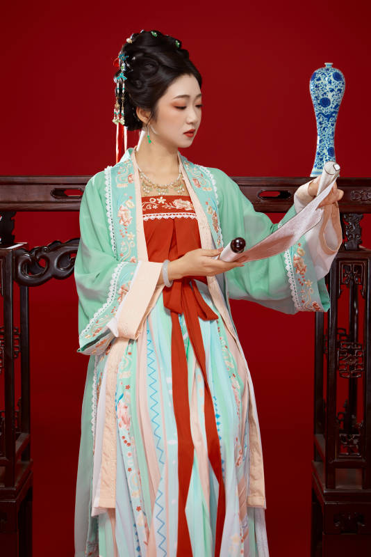 红色背景下穿着南北宋朝汉服的少女