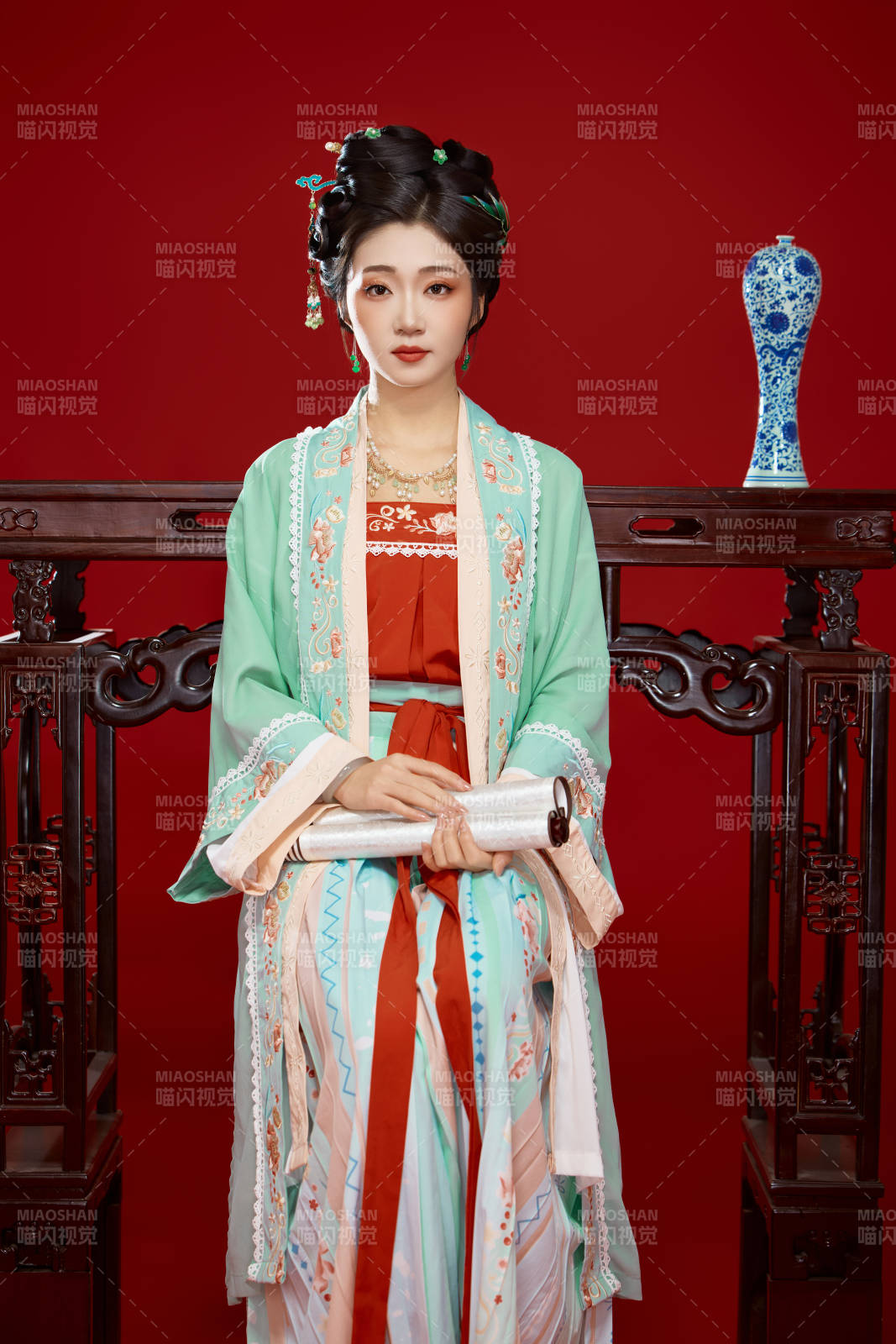 红色背景下穿着南北宋朝汉服的少女