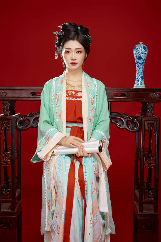 红色背景下穿着南北宋朝汉服的少女