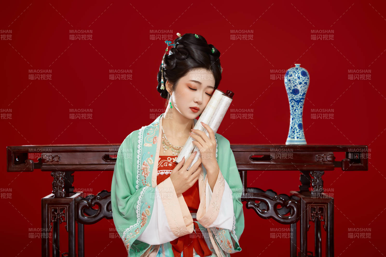 红色背景下穿着南北宋朝汉服的少女