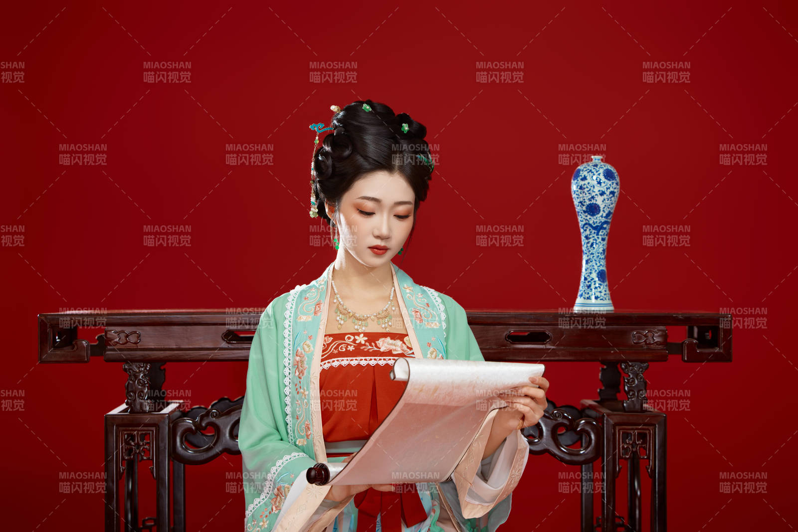 红色背景下穿着南北宋朝汉服的少女