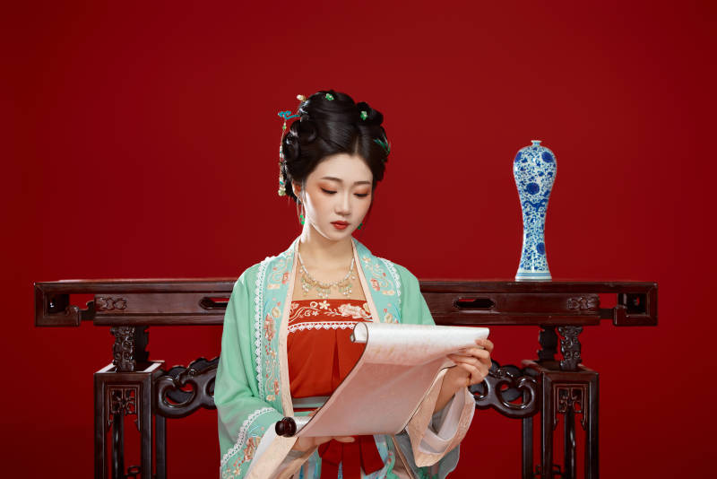 红色背景下穿着南北宋朝汉服的少女