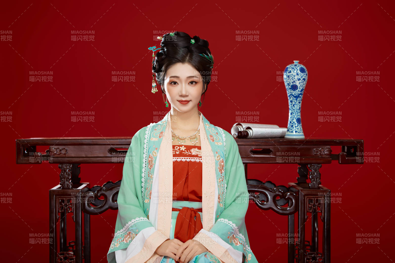 红色背景下穿着南北宋朝汉服的少女