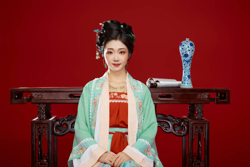 红色背景下穿着南北宋朝汉服的少女