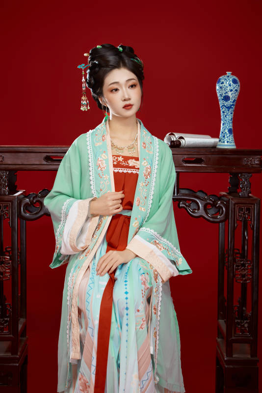 红色背景下穿着南北宋朝汉服的少女