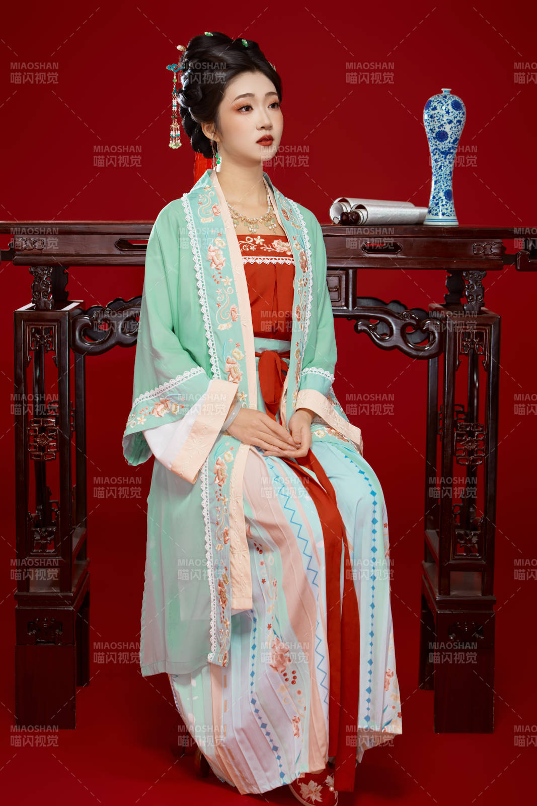 红色背景下穿着南北宋朝汉服的少女