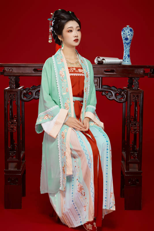 红色背景下穿着南北宋朝汉服的少女