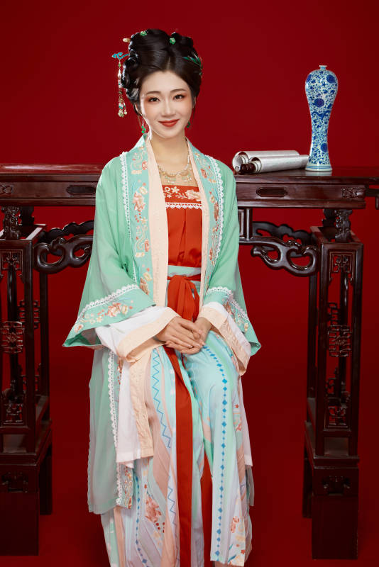 红色背景下穿着南北宋朝汉服的少女