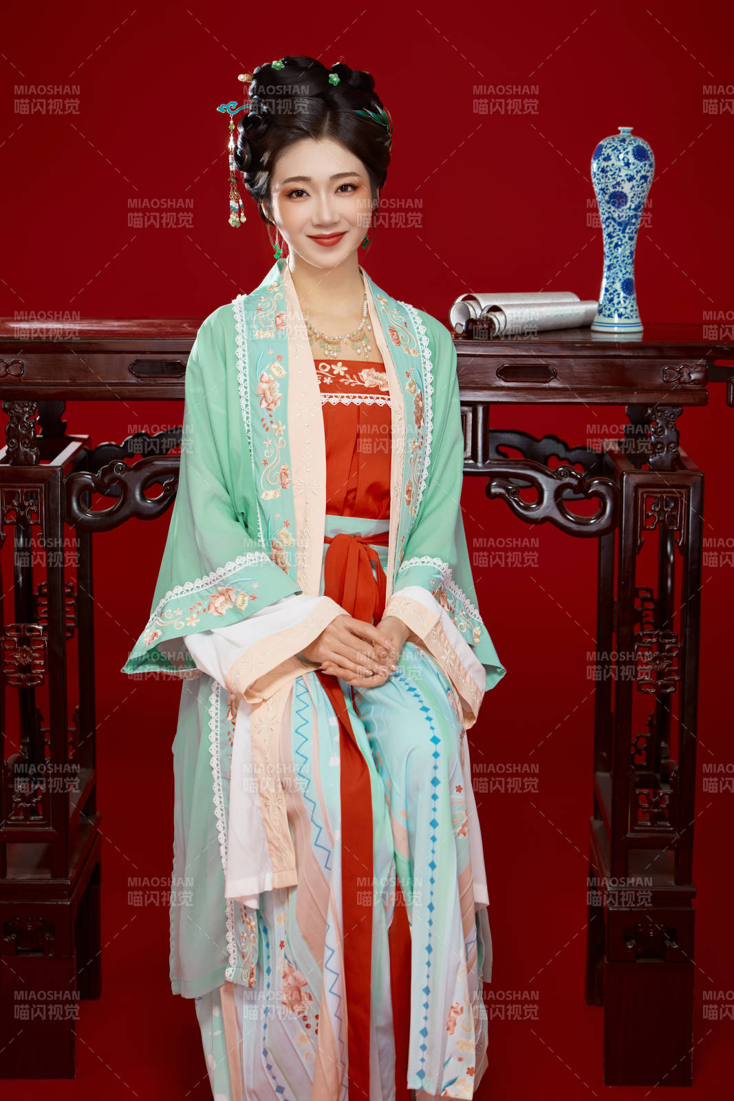 红色背景下穿着南北宋朝汉服的少女