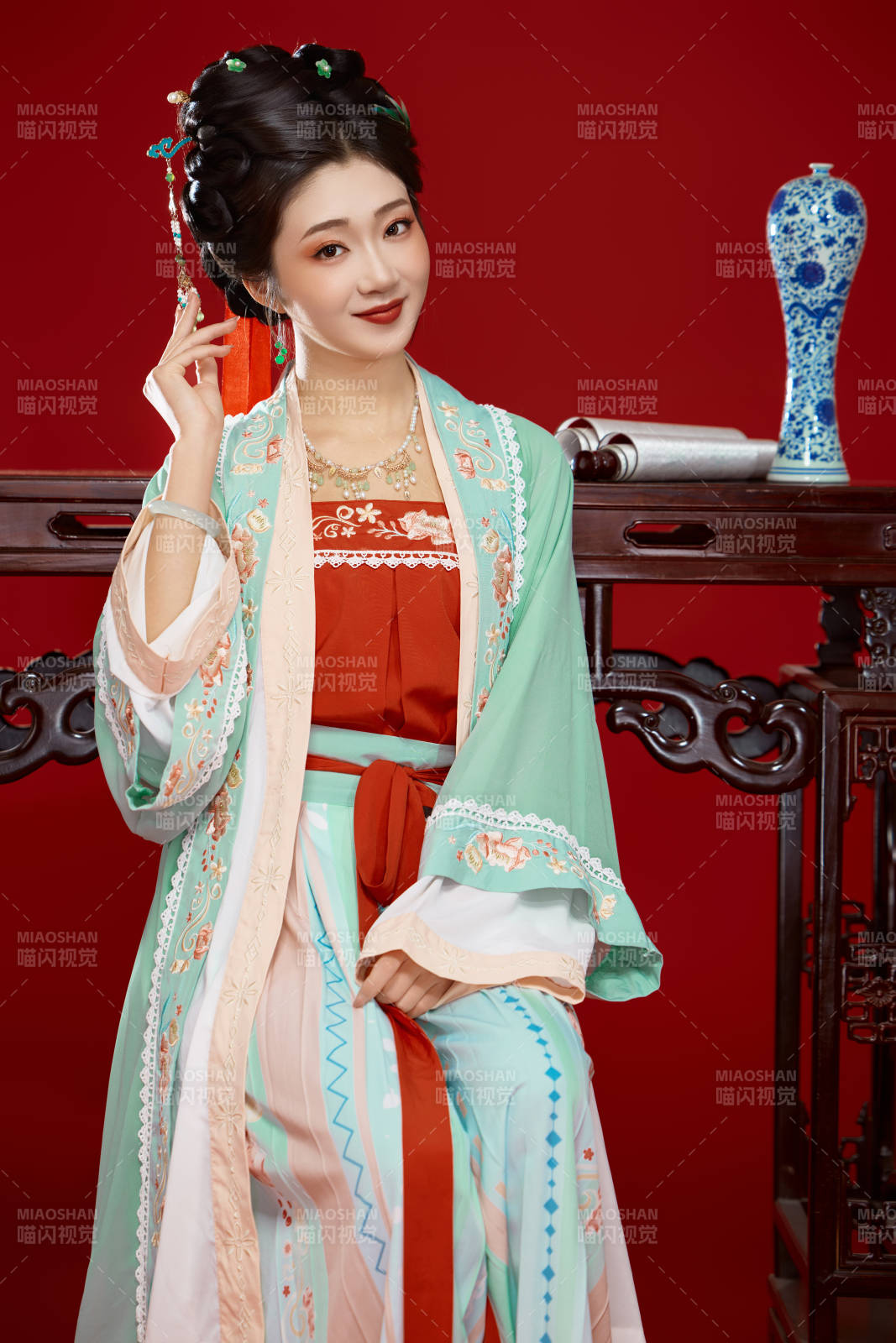 红色背景下穿着南北宋朝汉服的少女