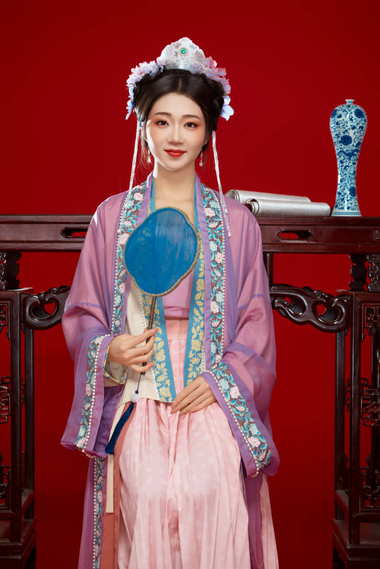 红色背景下身穿中国明朝簪花发饰汉服的美女