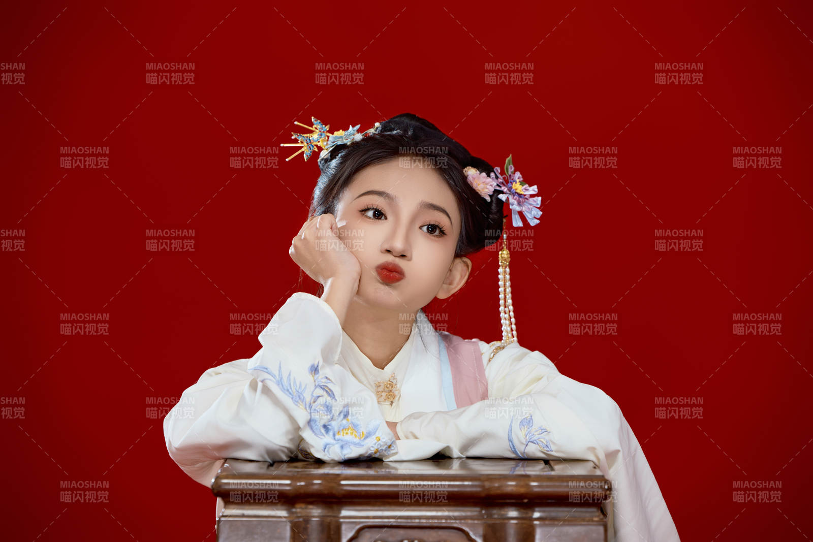 红色背景下穿着中国明朝明制汉服服饰的少女