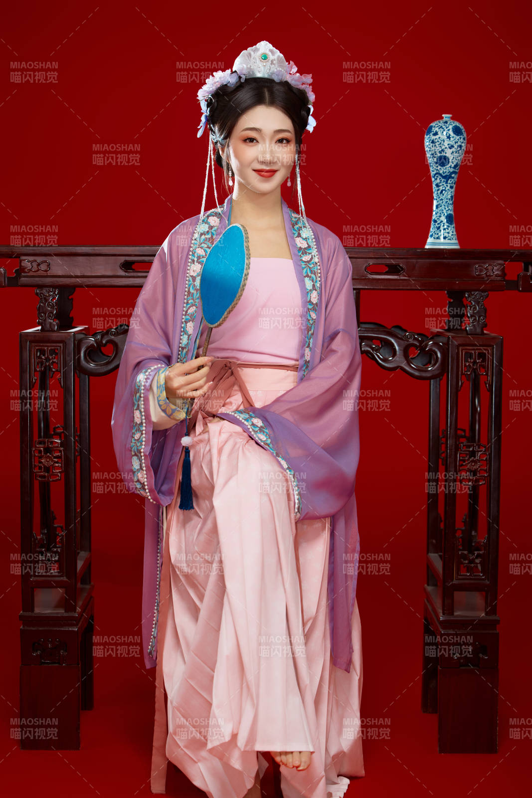 红色背景下身穿中国明朝簪花发饰汉服的美女