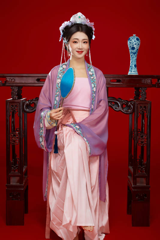 红色背景下身穿中国明朝簪花发饰汉服的美女