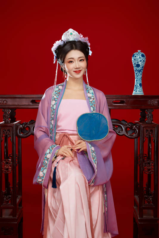 红色背景下身穿中国明朝簪花发饰汉服的美女