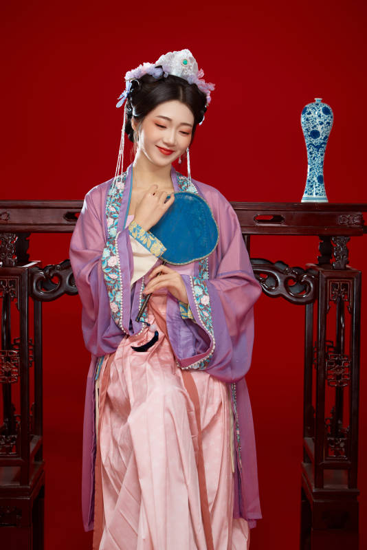 红色背景下身穿中国明朝簪花发饰汉服的美女