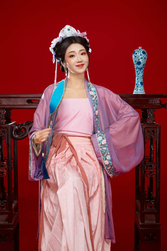 红色背景下身穿中国明朝簪花发饰汉服的美女