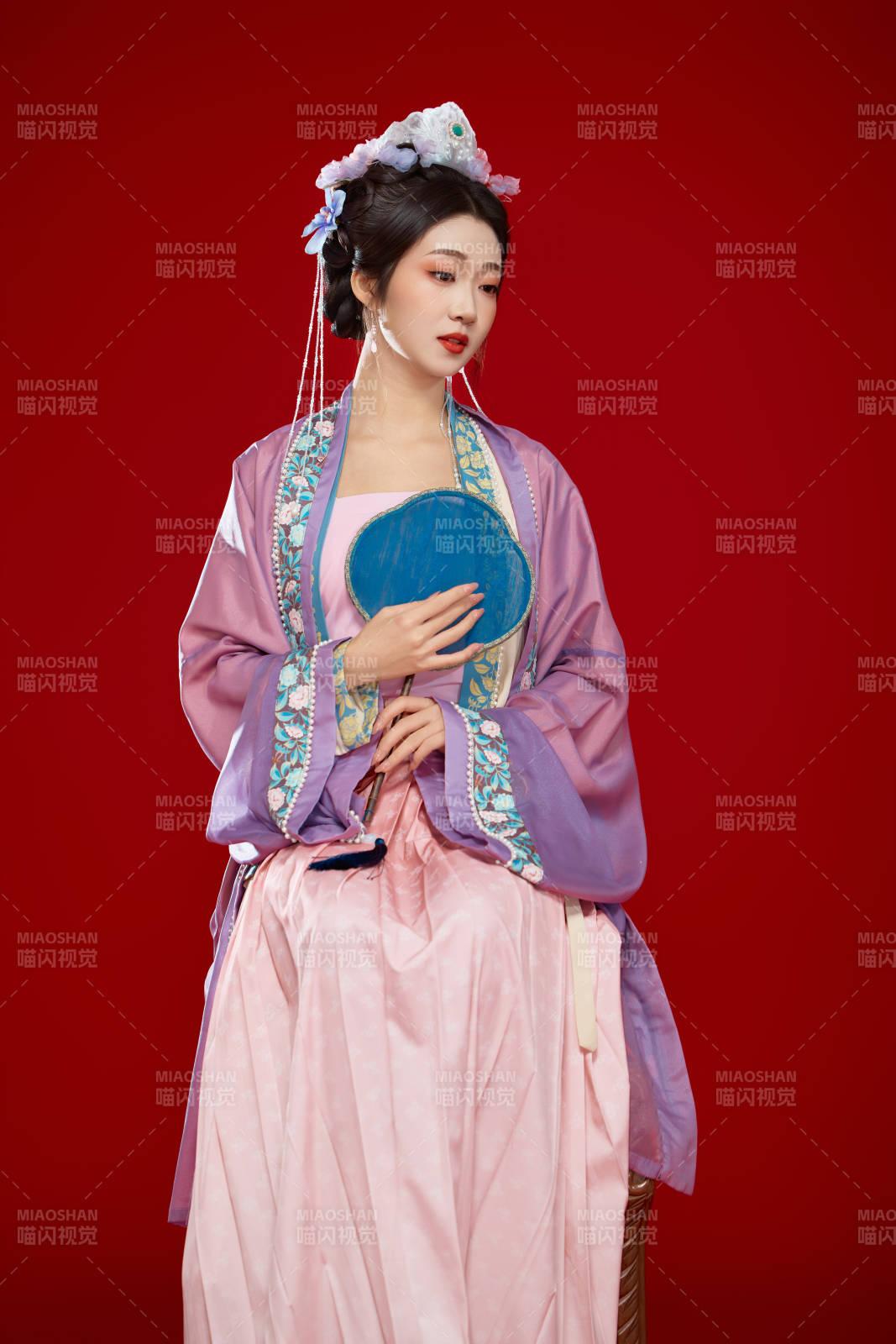 紅色背景下身穿中國(guó)明朝簪花發(fā)飾漢服的美女