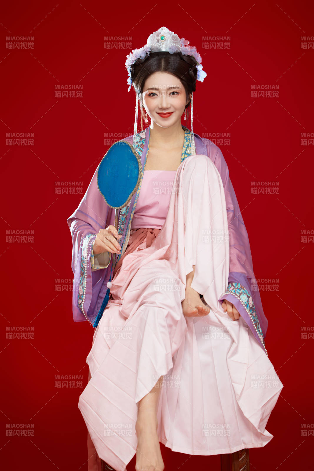 红色背景下身穿中国明朝簪花发饰汉服的美女