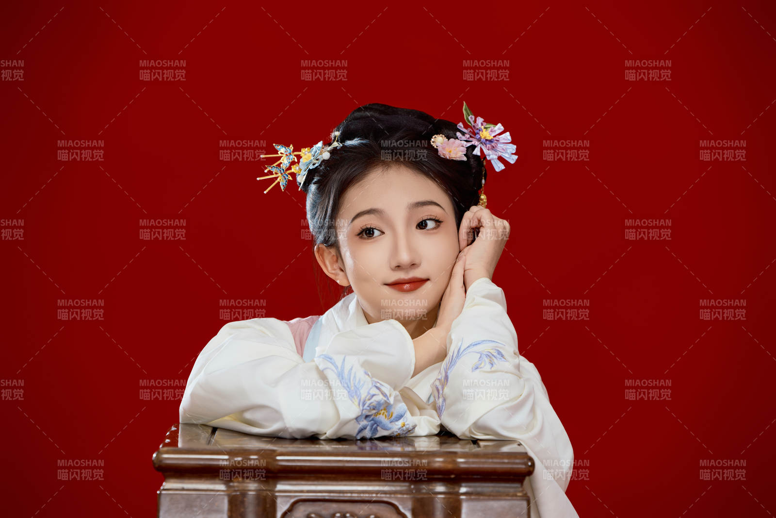 紅色背景下穿著中國明朝明制漢服服飾的少女