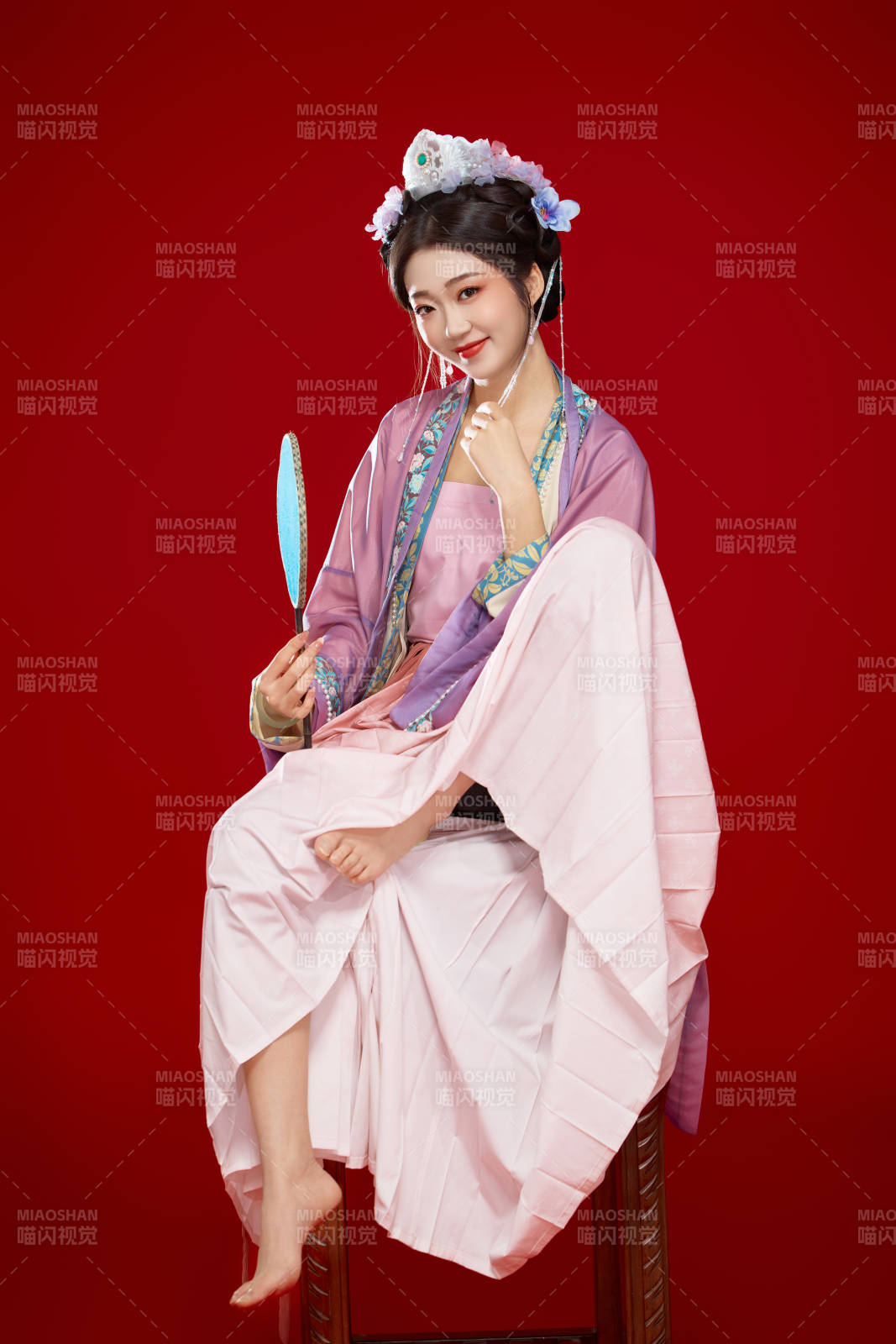 紅色背景下身穿中國明朝簪花發飾漢服的美女