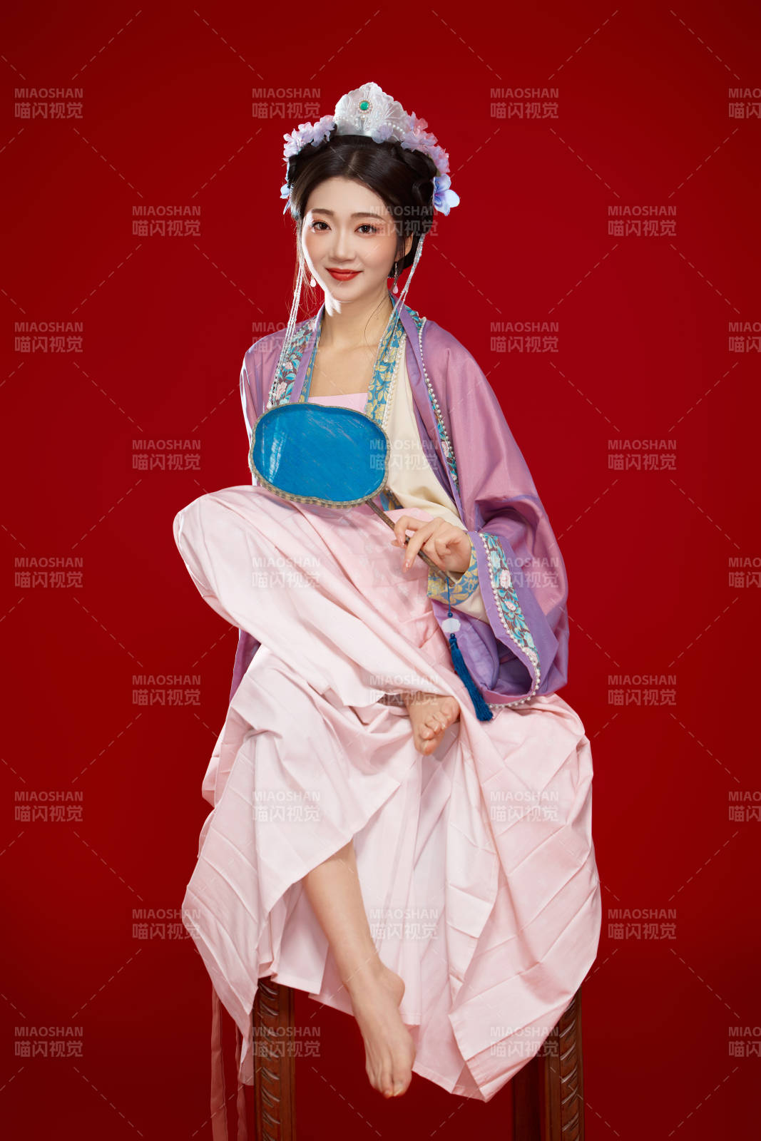 红色背景下身穿中国明朝簪花发饰汉服的美女