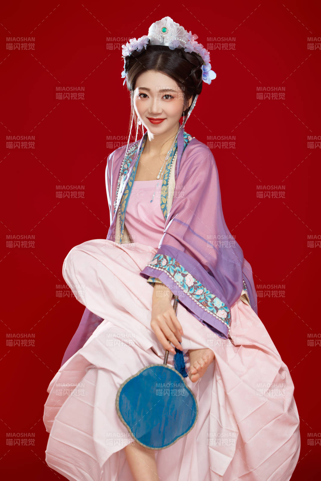 红色背景下身穿中国明朝簪花发饰汉服的美女