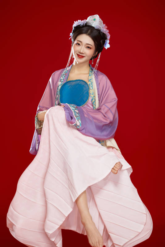 红色背景下身穿中国明朝簪花发饰汉服的美女