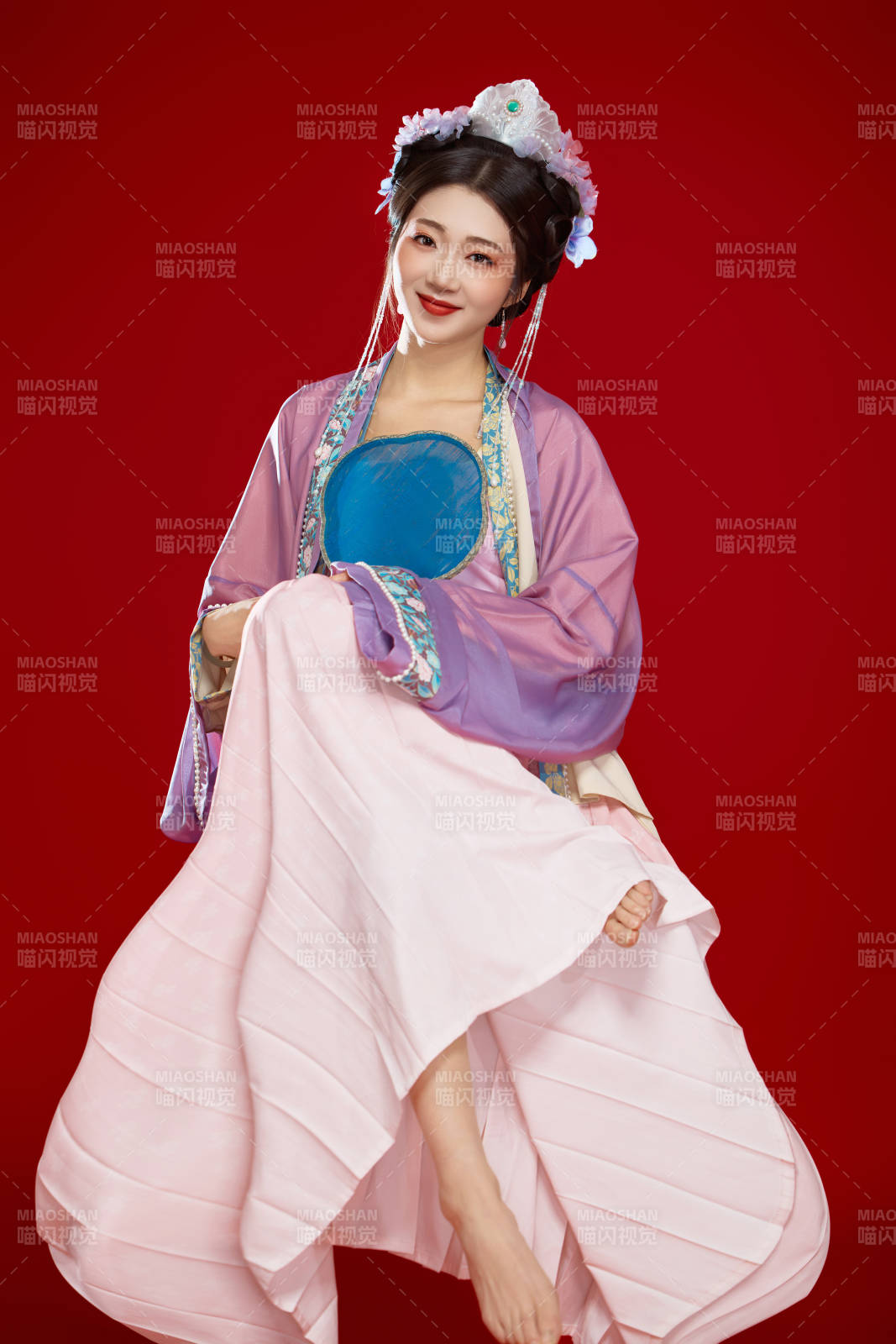 红色背景下身穿中国明朝簪花发饰汉服的美女