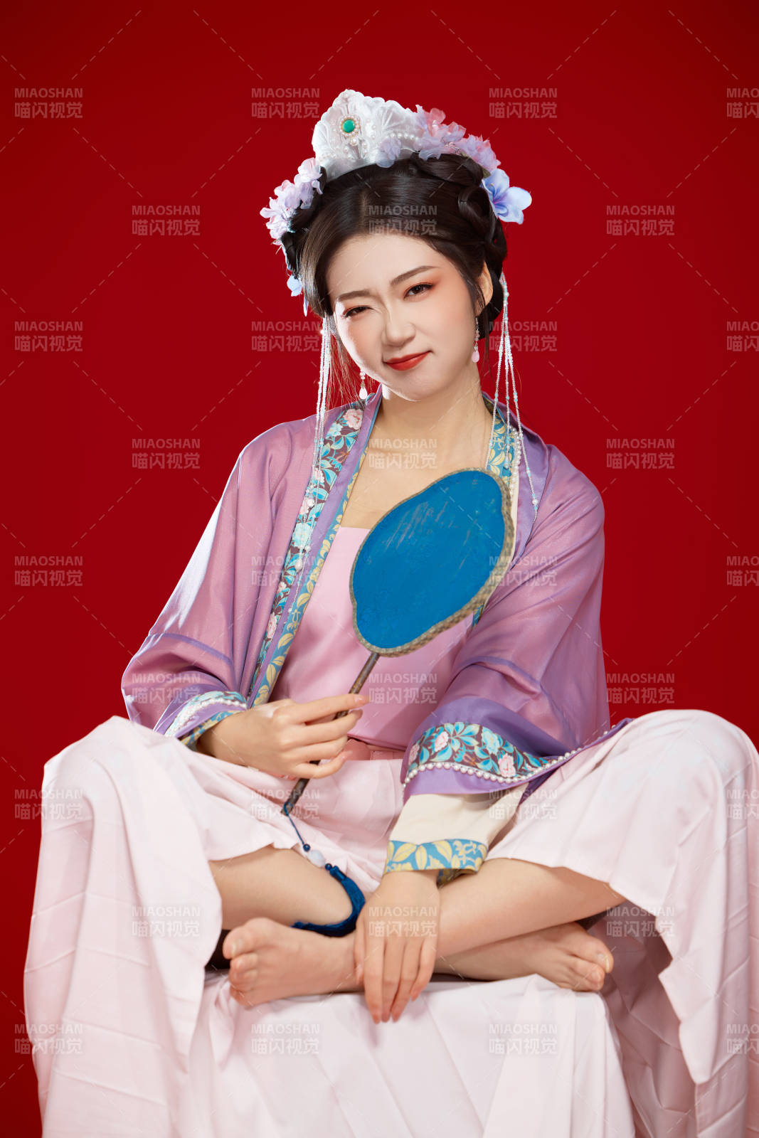 红色背景下身穿中国明朝簪花发饰汉服的美女