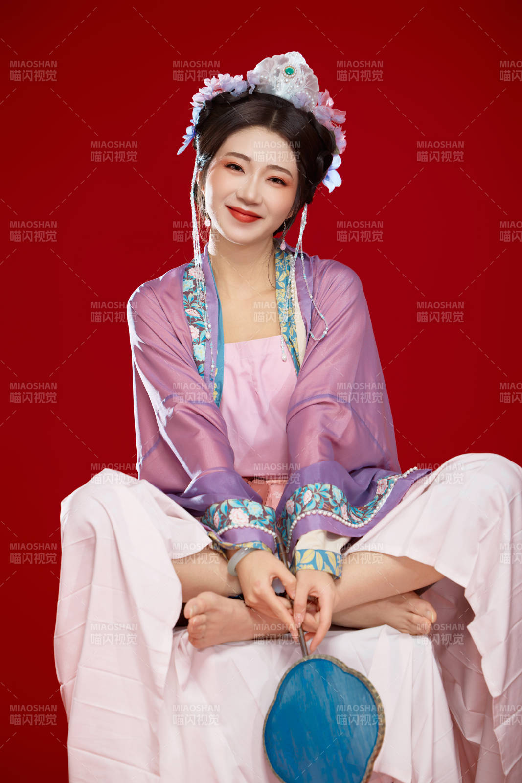 红色背景下身穿中国明朝簪花发饰汉服的美女