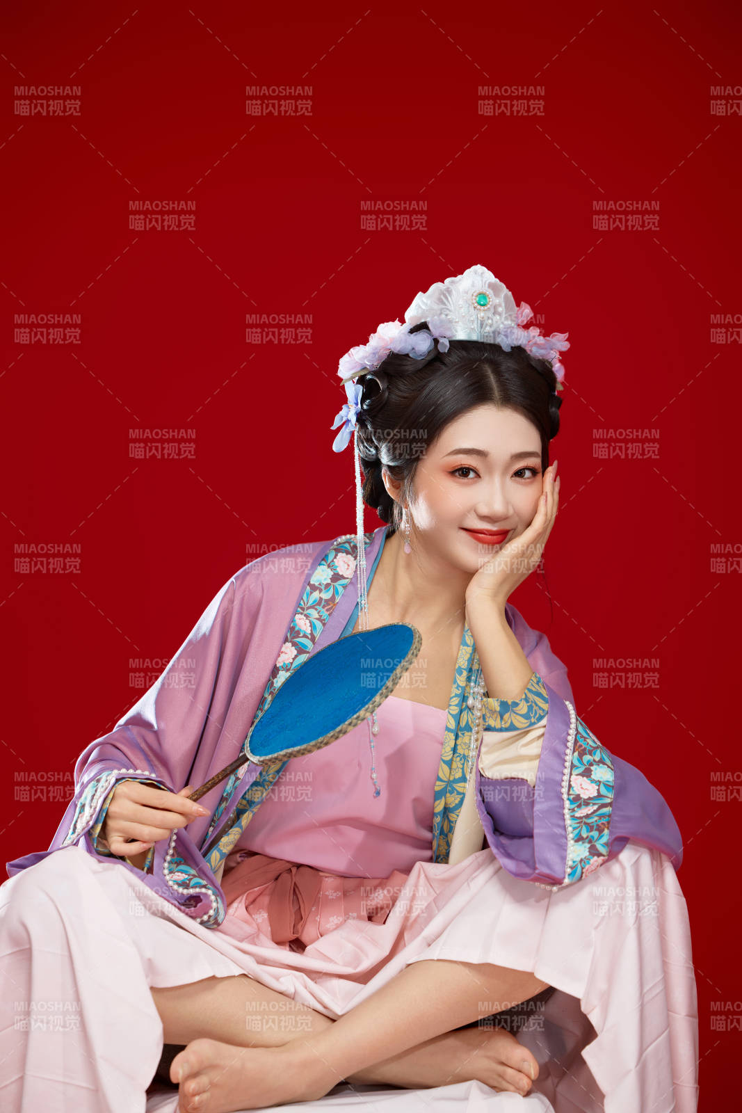 红色背景下身穿中国明朝簪花发饰汉服的美女