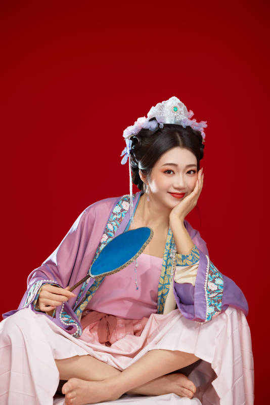 红色背景下身穿中国明朝簪花发饰汉服的美女