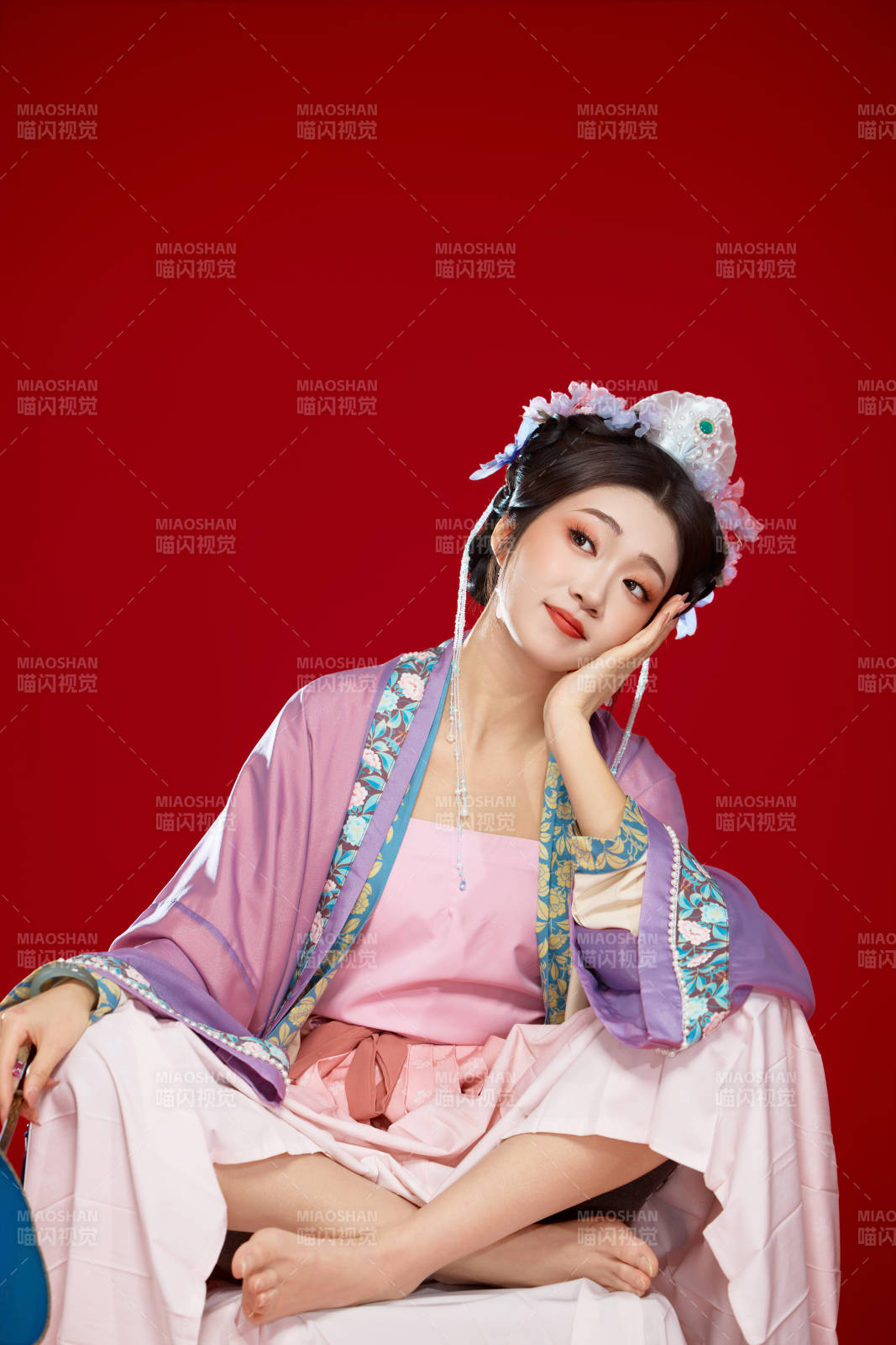 红色背景下身穿中国明朝簪花发饰汉服的美女